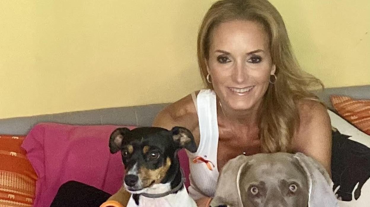 Sandra Ibarra, con sus perros Lúa y Zen