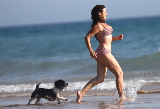 Belén López con su perrita en la playa es la viva imagen de la felicidad