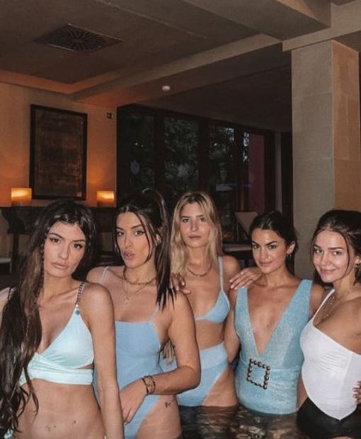 Las chicas se pusieron sus mejores bikinis y bañadores para la tarde de spa