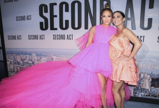 Con su amiga Eva Longoria en el estreno de Second Act