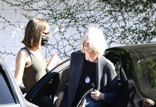 Violet, que sujetaba la puerta del coche a la abuela, es el vivo retrato de su madre, la también actriz Jennifer Garner.