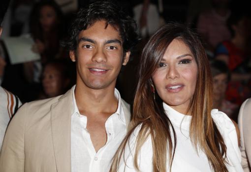 Alejandro Reyes junto a su madre Ivonne