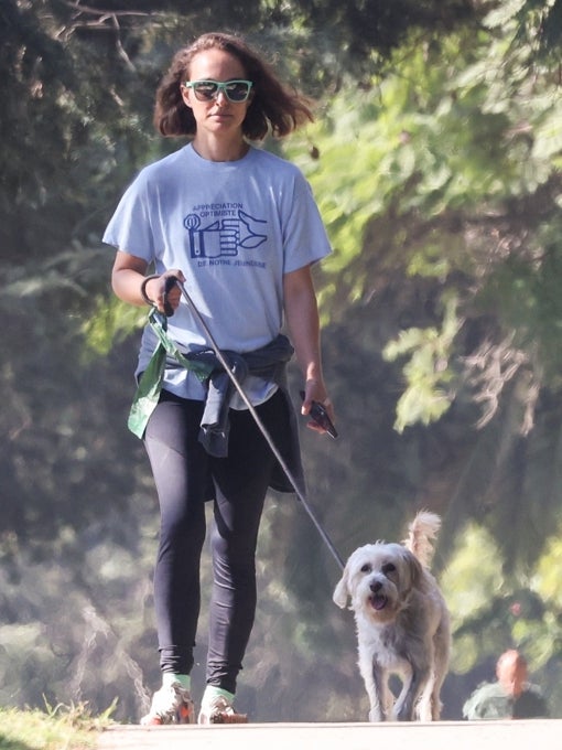 No, no es la hija de tu vecina. Es una señora de 40 años paseando a su perro.