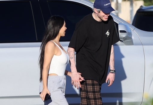 Kim ha pasado de un marido con botas de pocero a un novio en pijama