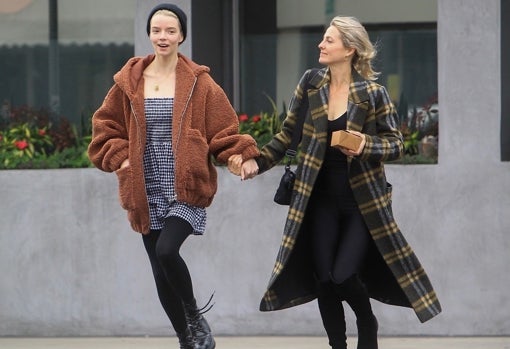 Anya Taylor-Joy, paseando con una amiga por West Hollywood.