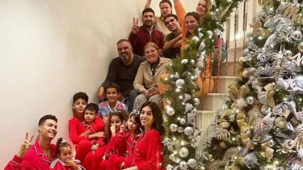 La divertida felicitación navideña de Ronaldo y Georgina: en pijama y con toda la familia