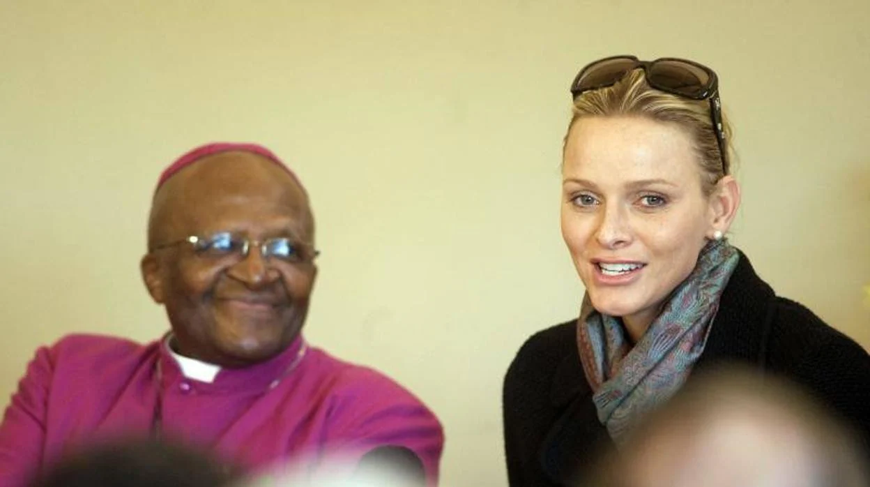 Charlene de Mónaco y Desmond Tutu en una imagen de 2011