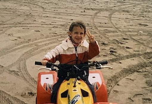 A bordo de un quad de juguete: así era Miguel cuando aún soñaba con los Reyes Magos.