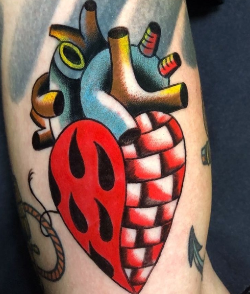 Este corazón con un toque casi industrial fue, hasta donde sabemos, su último tatuaje.