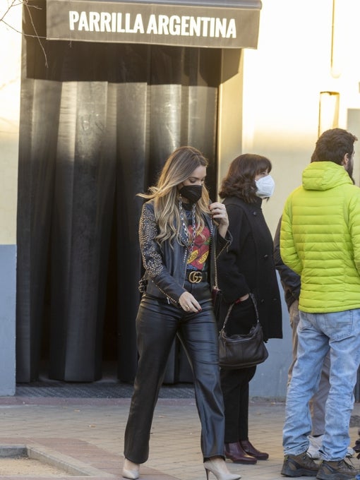 Marta eligió un conjunto rockero de cuero negro y taconazos para salir a comer.