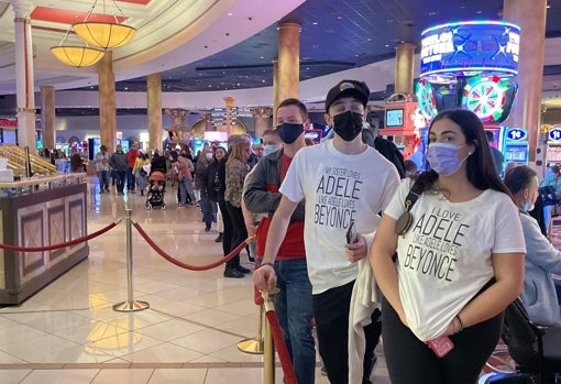 Los seguidores de la cantante, con camisetas en homenaje a la diva.