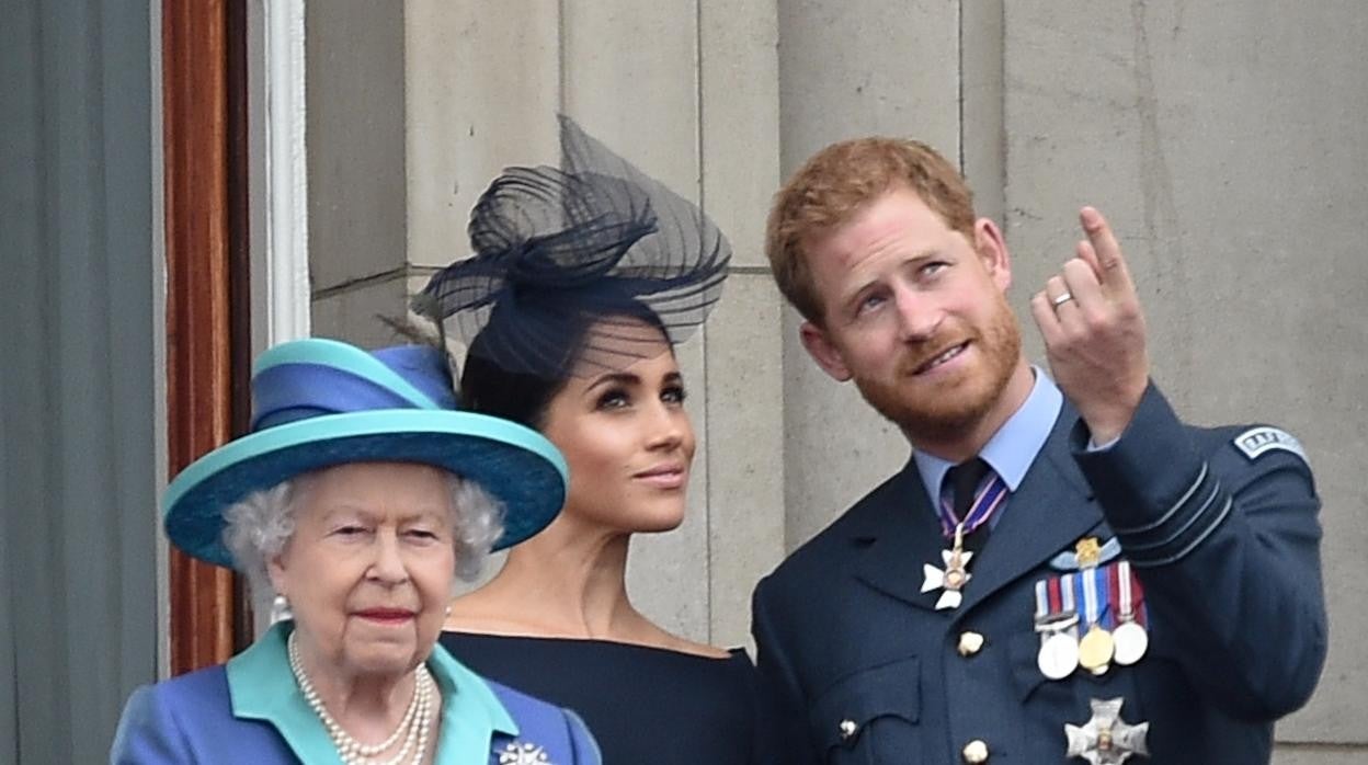 La Reina Isabel II junto al Príncipe Harry y Meghan Markle