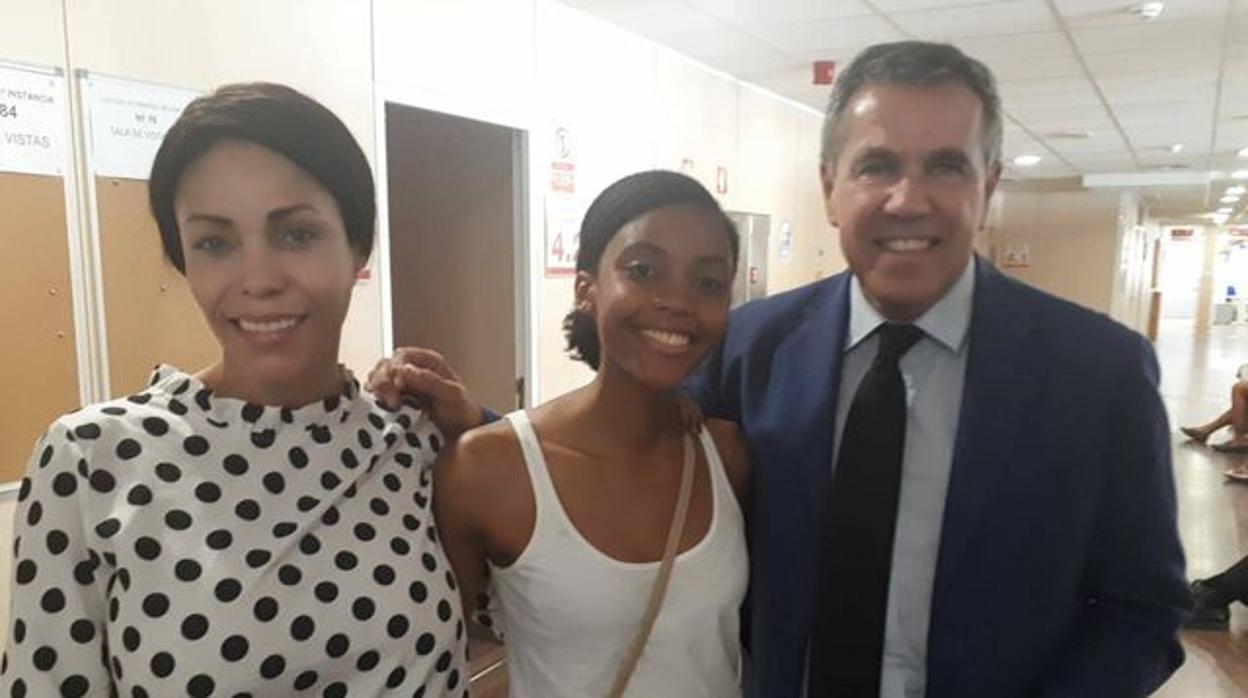 Adileusa do Rosario con su hija Erika junto a su prestigioso abogado Fernando Osuna