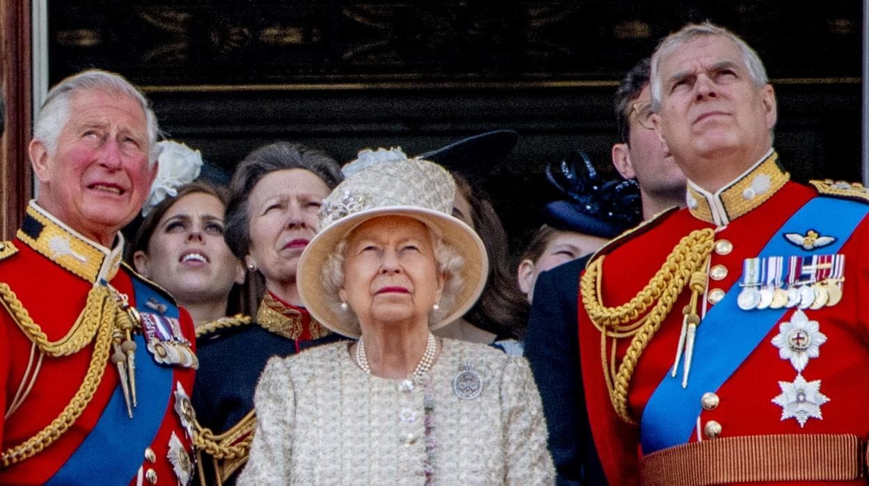 El Príncipe Carlos y el Príncipe Andrés junto a su madre, la Reina Isabel II