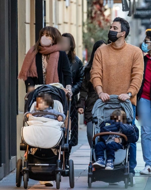 Hugo y Dani iban bien abrigaditos mientras papá y mamá miraban escaparates.