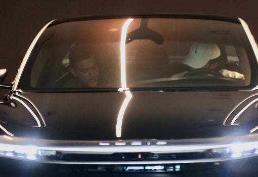 ... y esta es la palanca de cambios, embrague, freno, acelerador.