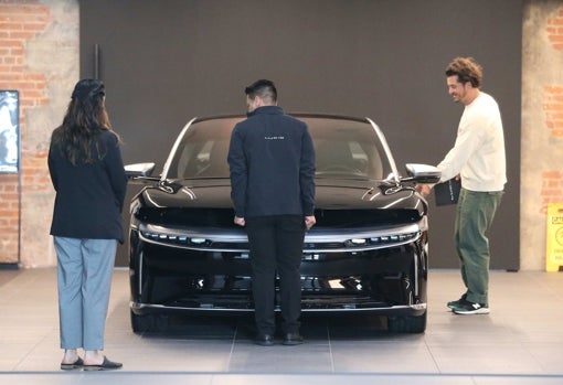 Que nunca falte este gesto a la hora de enseñar un coche.