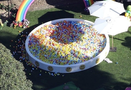 Piscina de bolas con su arcoiris.