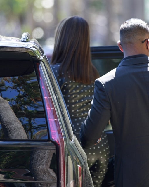 Muy poco antes que Javier, Penélope, a la que pudimos captar de espaldas, se subió a otro coche para esperar allí a su marido.