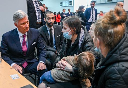 Felipe de Bélgica, junto a una familia de refugiados