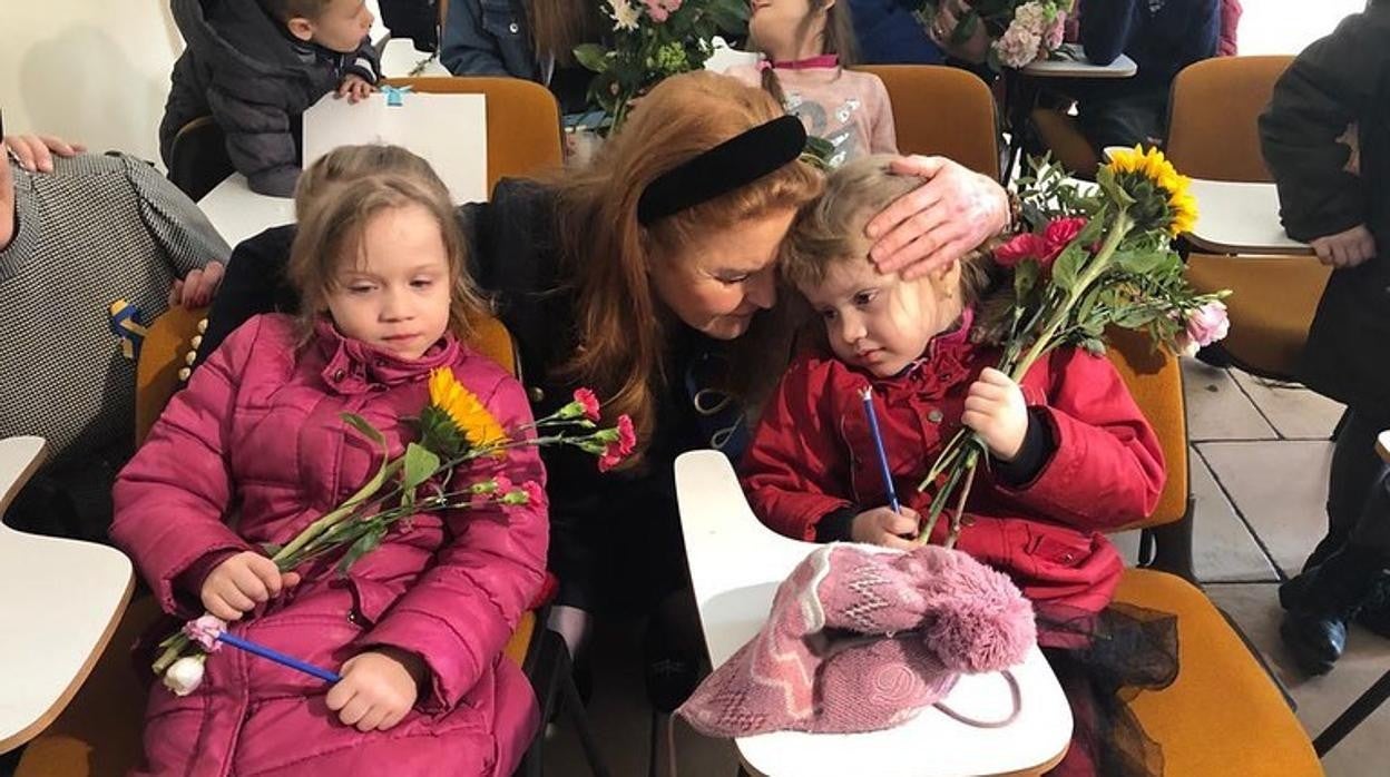 Sarah Ferguson junto a dos niñas que han huido de Ucrania