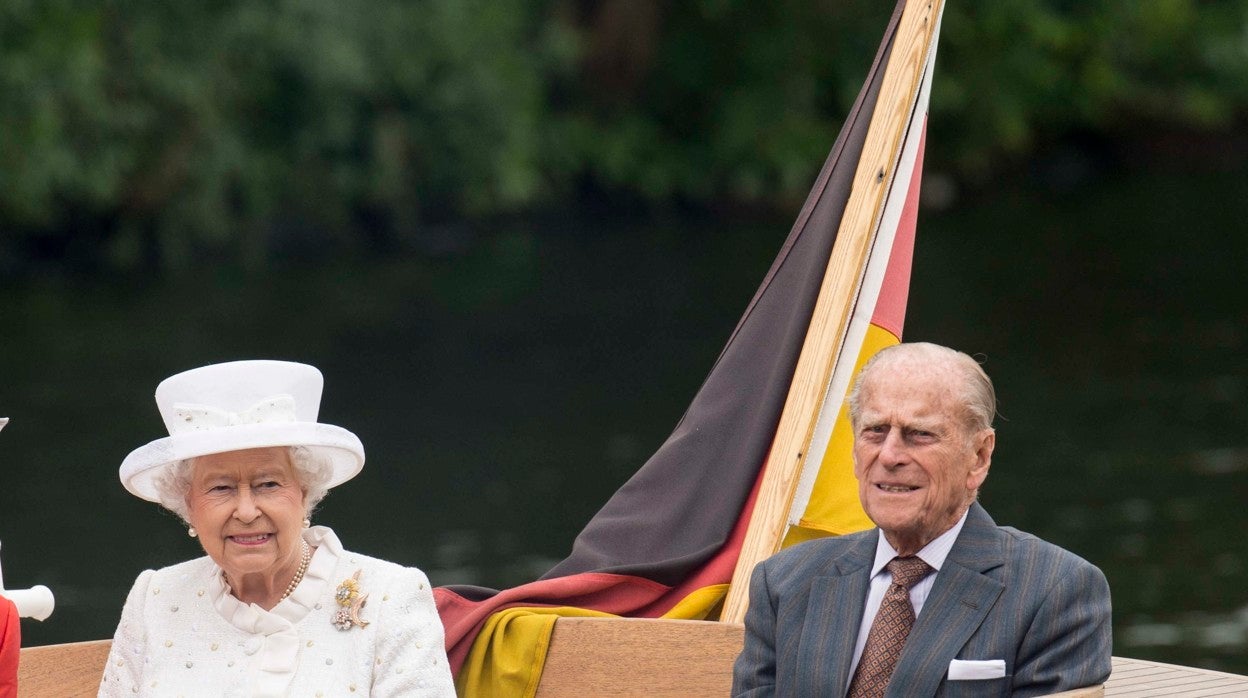 La reina Isabel y el duque de Edimburgo.