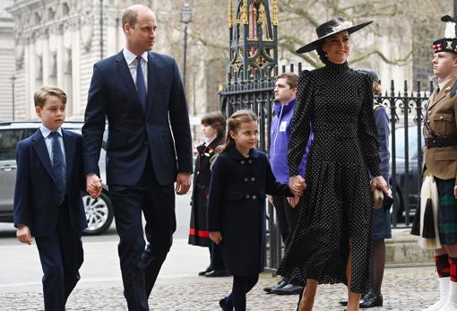Los duques de Cambridge, Guillermo y Catalina, llegan con sus hijos, la princesa Carlota, y el príncipe Jorge, al servicio religioso en memoria del duque de Edimburgo