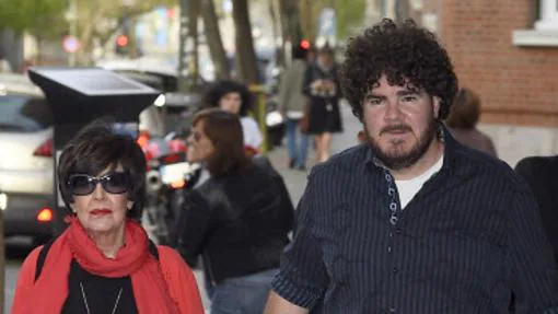 Paco Martínez Velasco junto a su madre Concha Velasco en 2015