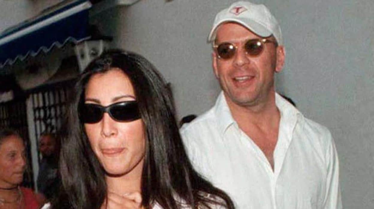 Bruce Willis y María Bravo, en 1999 por las calles de Marbella