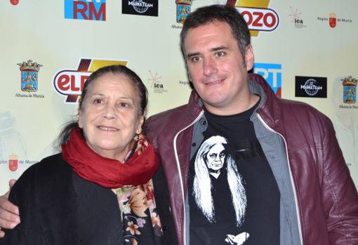 Carolo Ruiz junto a su madre Terele