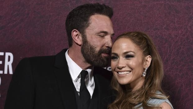 Jennifer Lopez desata los rumores de compromiso con un enorme anillo de brillantes