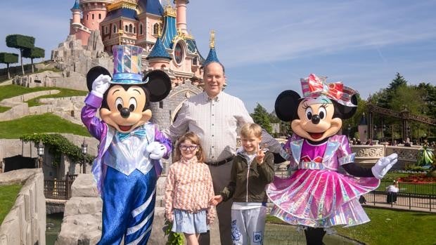 Alberto de Mónaco viaja a Disneyland Paris con sus hijos tras separarse de Charlene