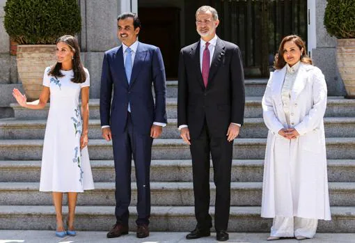 El emir de Qatar posa junto a su mujer, la jequesa Jawaher bint Hamad, y los reyes de España