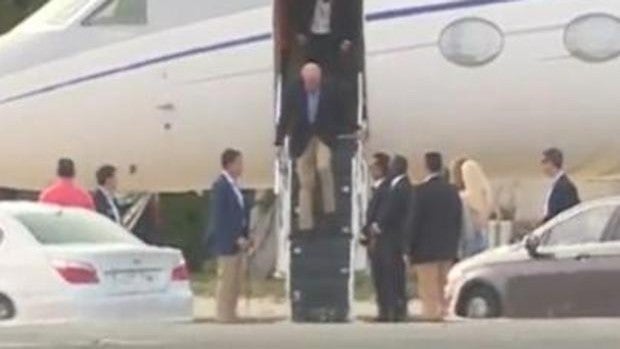 Don Juan Carlos llega a España: ¿Quiénes le han recibido al pie del avión en el aeropuerto de Vigo?