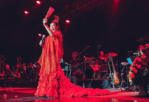 Isabel Pantoja vestida de rojo para su parte más flamenca