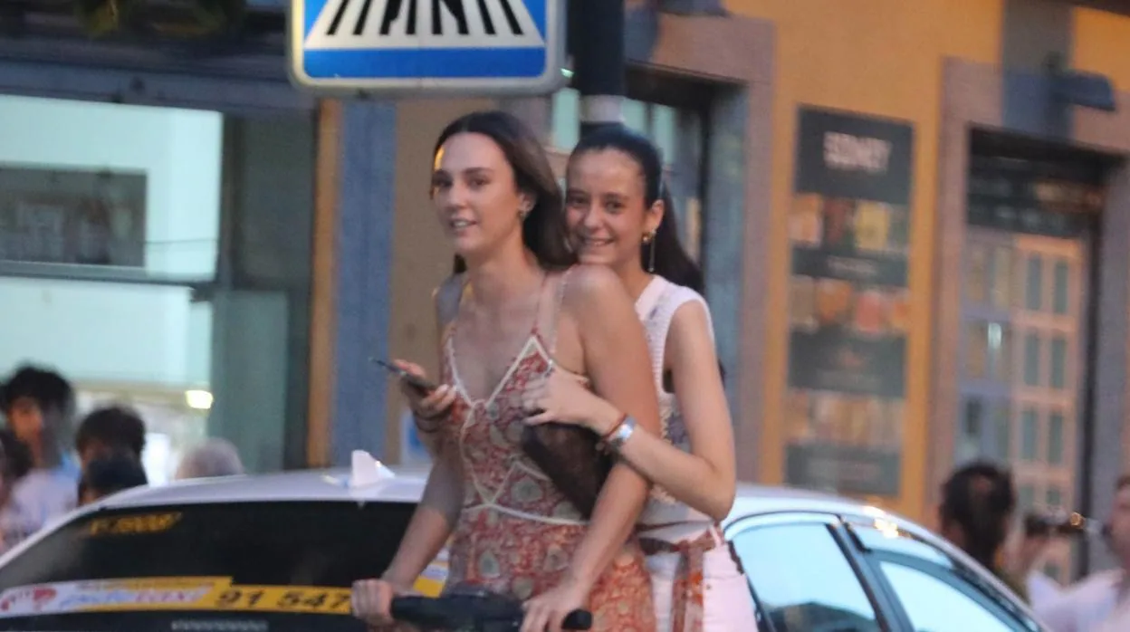 Victoria Federica con su amiga Rocío Laffón por las calles de Madrid
