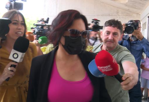 Primera imagen de la cuidadora a su llegada a los juzgados