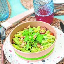 Sus famosos rigatoni al pesto de aguacate