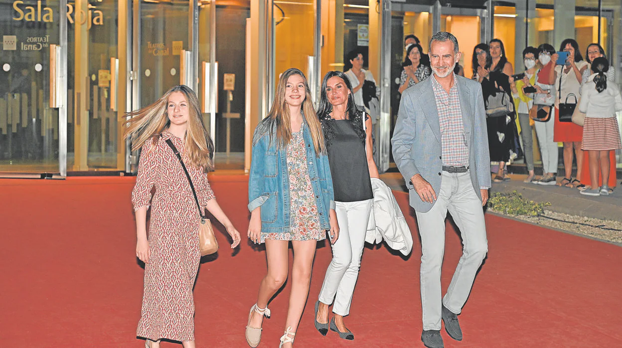 Los Princesa de Asturias, su hermana la Infanta Sofía y los Reyes, anoche a la salida de los Teatros del Canal, donde asistieron a la función del espectáculo 'De Sheherezade'