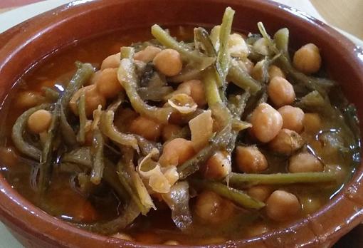 Un plato de garbanzos con tagarninas