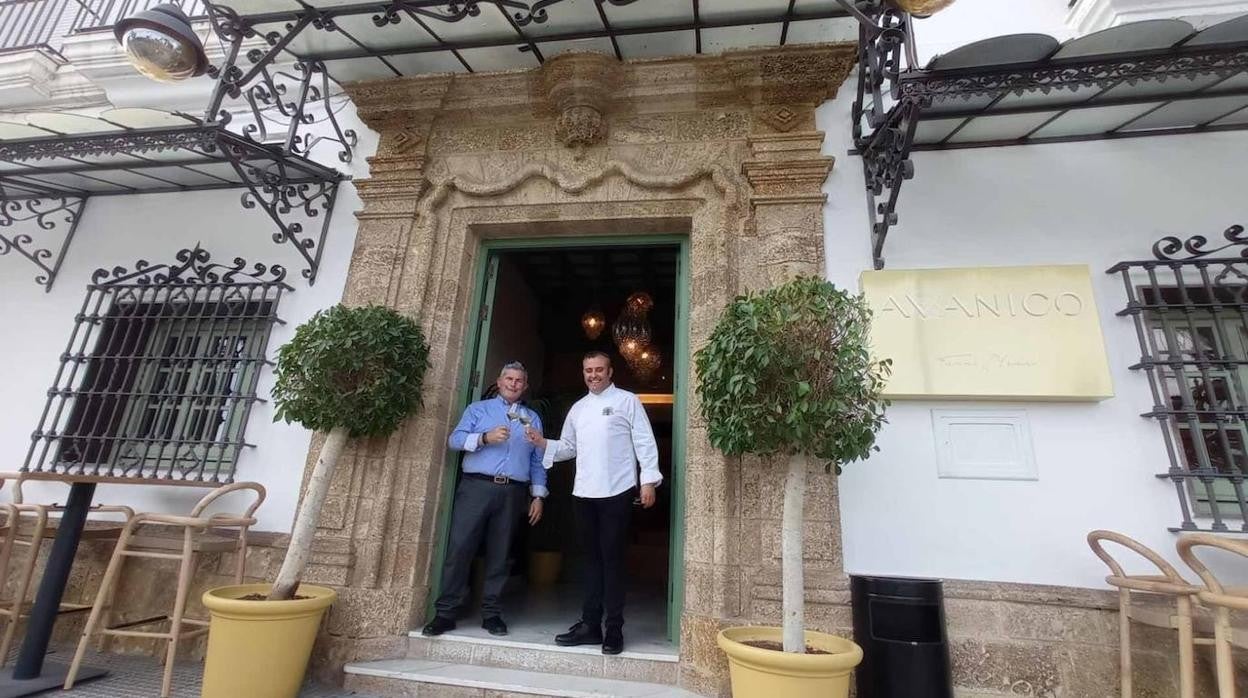 Lázaro Amar y Fran Oliva, en la entrada del Restaurante Avanico