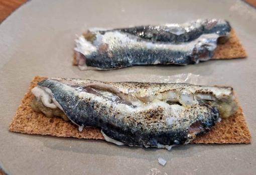 Las sardinas con berenjenas ahumadas es uno de los clásicos