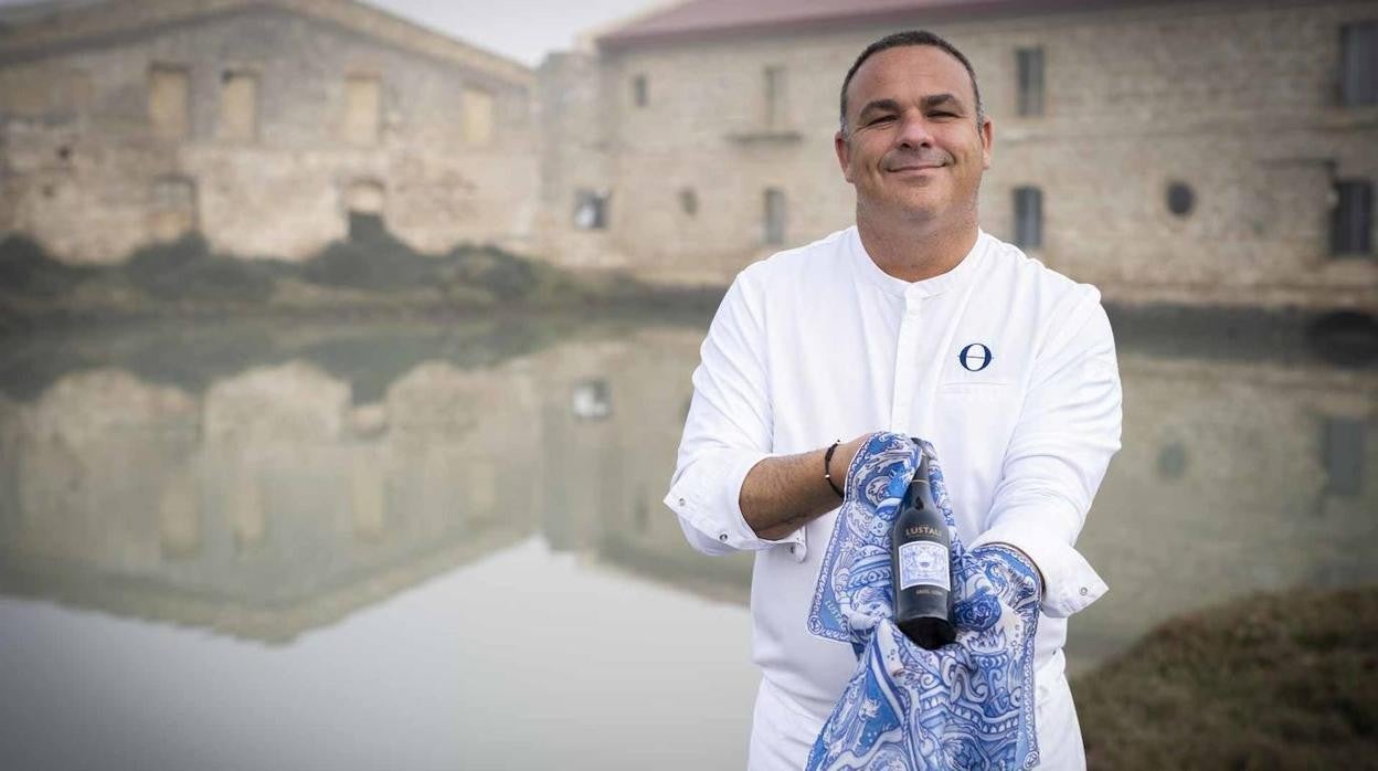 Ángel León, con una de las botellas de oloroso de Lustau