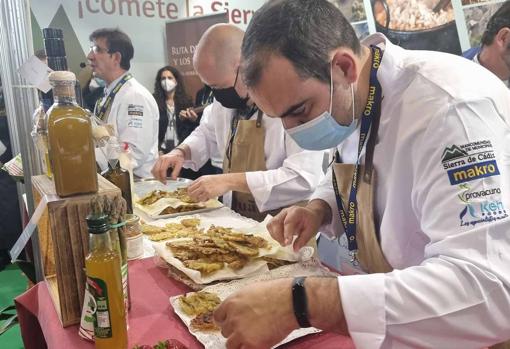 Últimos toques a la tortillita preparada por Víctor Heredia