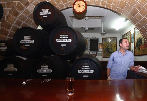 Pepe García, al frente de la mítica Taberna La Manzanilla