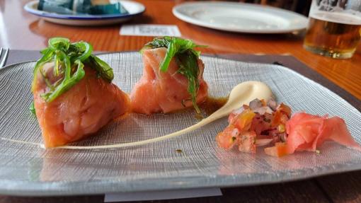 Rollito de salmón relleno de tartar de atún