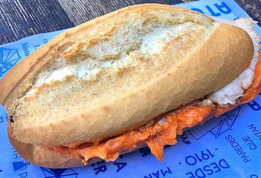 El famoso bocadillo de lomo en manteca de la Venta Pinto