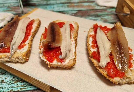 El matrimonio, tosta con boquerón y sardina anchoada