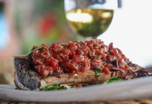 Tuétano asado con tartar de atún rojo, siracha y salsa china barbacoa