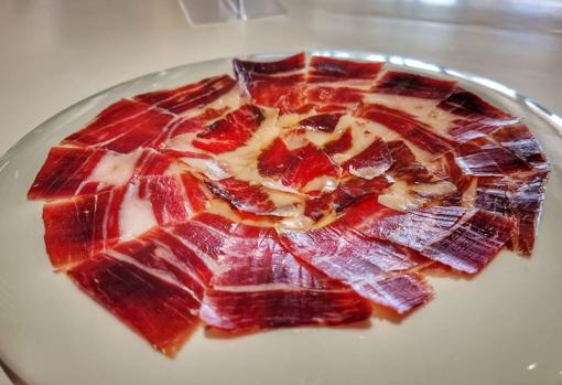 Jamón ibérico cortado a la vista del comensal